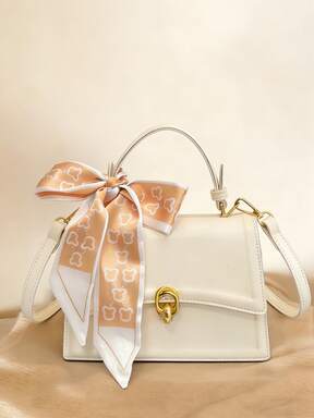 Bolsa Decorada com Laço, Casual Elegante, Mini, Fina, Adequada para Adolescentes, Mulheres, Estudantes Universitárias, Jovens Profissionais e Trabalhadores de Escritório, Perfeita para Escritório, Universidade, Trabalho, Negócios, Transporte, Exterior, Viagem, Piquenique e Outras Ocasiões. Esta Bolsa Casual Elegante para Mulheres também é Adequada para Escritório, Negócios e Ocasiões de Trabalho, e é uma Escolha Ideal para o Dia dos Namorados. O Elegante Laço da Bolsa Exibe Charme Feminino.